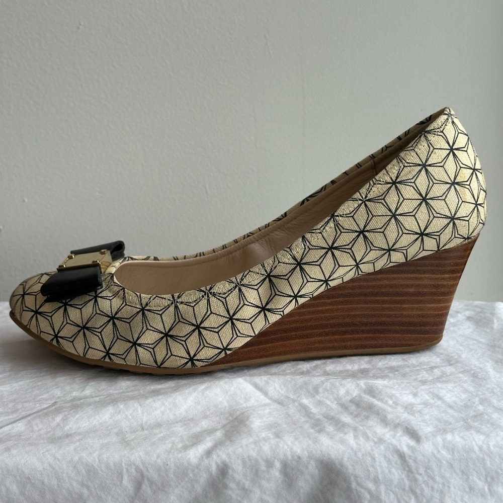 Cole Haan Tali Grand Bow Wedge, Cream Black geometric print, size 7.5B